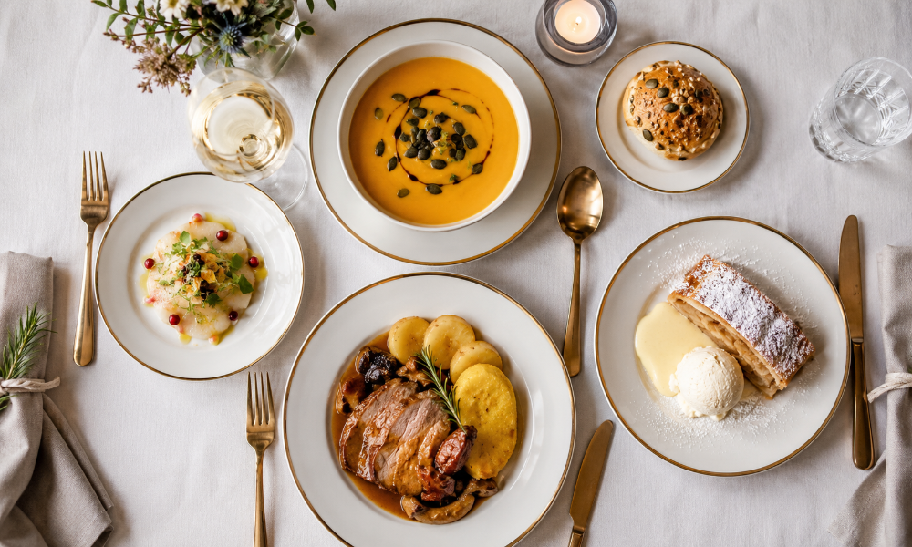Mehrgang-Menü beim Krimidinner — Vorspeise, Suppe, Hauptgang, Strudel mit Vanilleeis